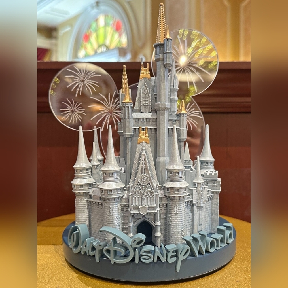Disney Parks Cinderella Castle Light Up Statue Limited Edition